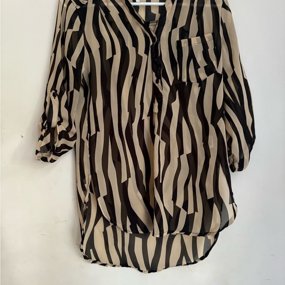 Truth zebra print button up
3/4 sleeve blouse size S - Picture 4 of 6